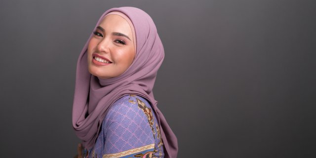 Inspirasi Gaya Hijab Glam untuk Pesta