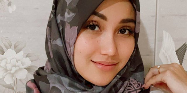 Bikin Pangling, Gaya Ayu Ting Ting Berbalut Hijab Motif