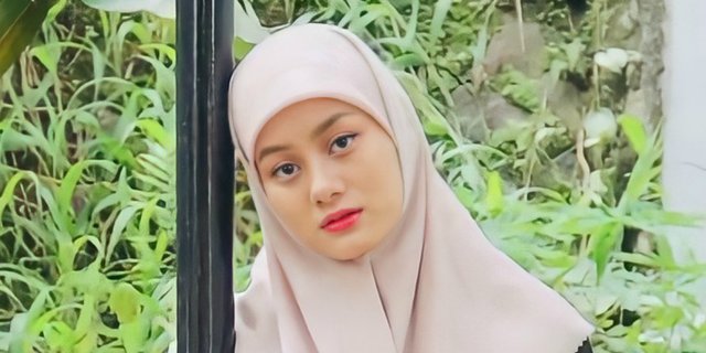 Mirip Siswi Pesantren, Outfit Hijab Dinda Hauw Jadi Sorotan