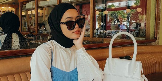 Gaya Hijab Outfit dengan Camisole Kekinian ala Korea