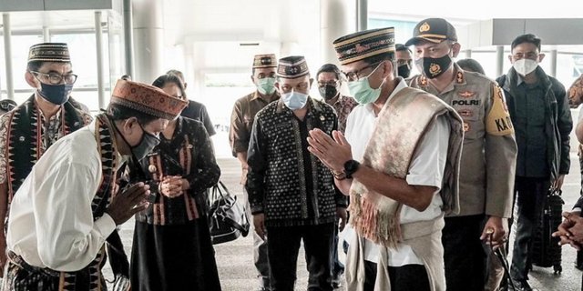Menparekraf Tinjau Penerapan Protokol Kesehatan di Bandara Komodo, Labuan Bajo