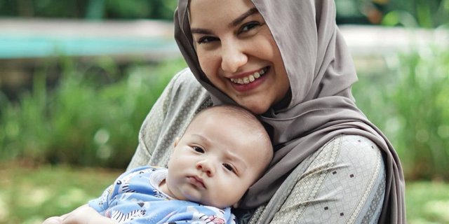 Mom on Duty, Gaya Kece Irish Bella Momong Baby Air