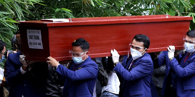 FOTO: Isak Tangis Istri di Rumah Abadi Pramugara Okky Bisma