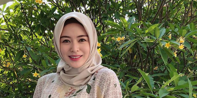 Gaya Hijab Outfit Minimalis dengan Flare Skirt Ayana Moon