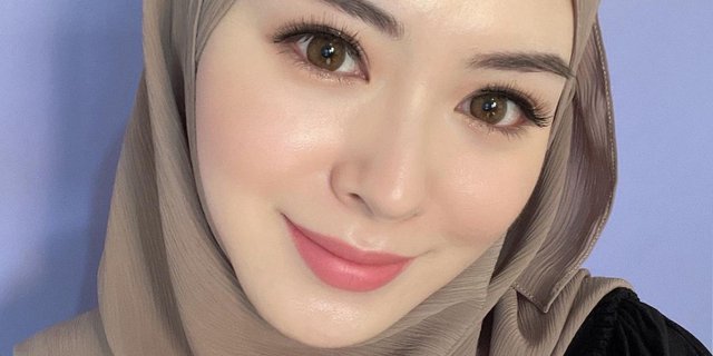 Pamer Gaya Hijab Jadul, Cantiknya Ayana Moon Tetap 'Yeppeo'