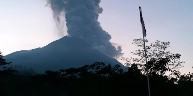 Gunung Merapi Keluarkan Awan Panas Besar, Warga Sempat Panik