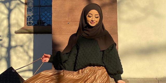 4 Gaya Hijab dan Rok Plisket untuk Berbagai Suasana