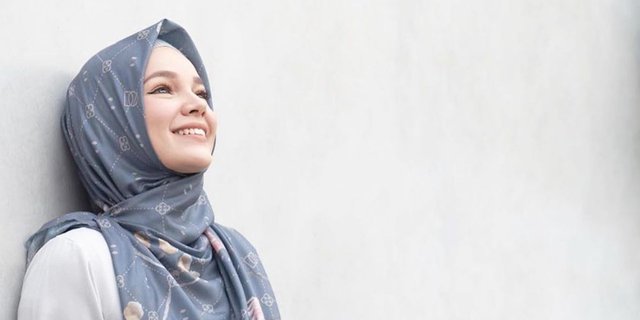 Kisah Menggetarkan Dewi Sandra Pilih Islam Sebagai Agama Terakhirnya