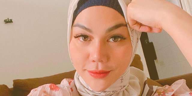 Tampil Santun, Gaya Hijab DJ Katty Butterfly Ketika Mengaji