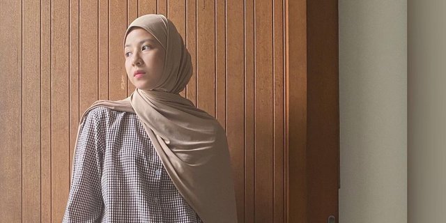 Tanpa Aksesori, Tutorial Gaya Hijab Simpel ala Natasha Rizky