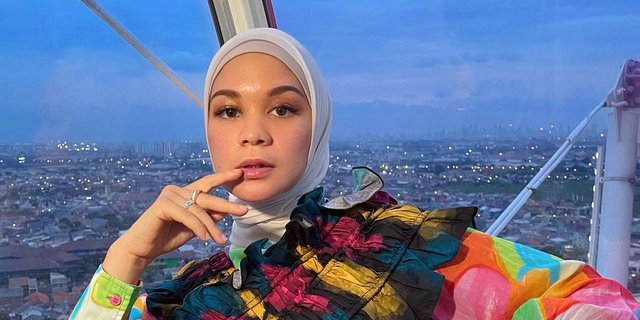 Kreasi Fashion Hijab 'Berkain' ala Tantri Namirah, Nyentrik Pakai Kain