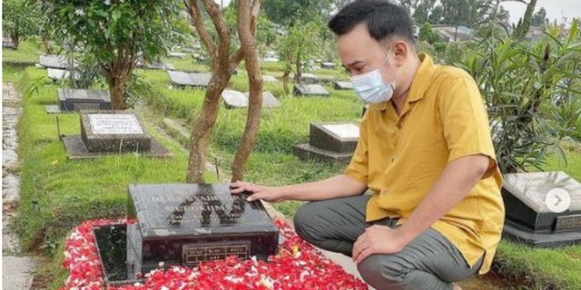 Ruben Onsu Ziarahi Makam Olga Syahputra, Netizen Ikut Sedih