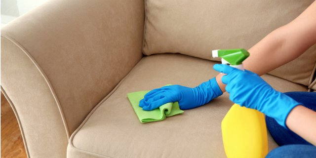 Coba 3 Langkah Mudah Hilangkan Aroma Tak Sedap di Sofa