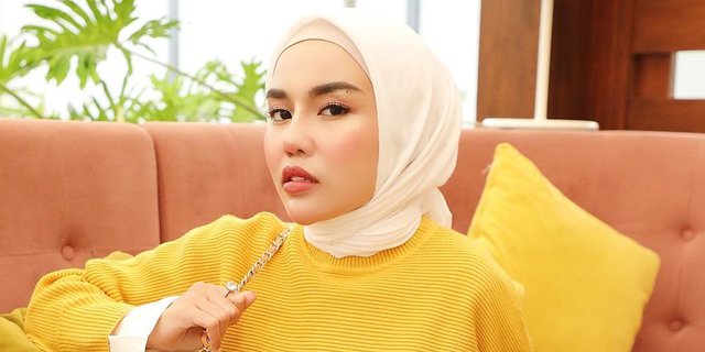 Inspirasi Padu Padan Hijab dan Outer Cardigan ala Medina Zein