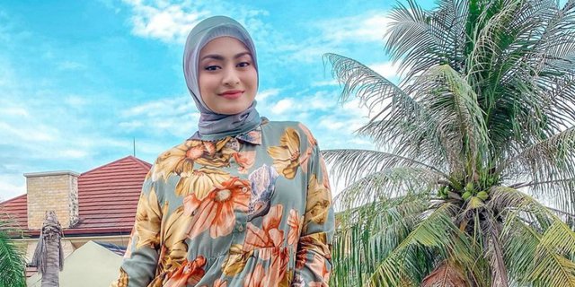Pakai Hijab Turban, Gaya Modis Nathalie Holscher Pemotretan Bareng Suami