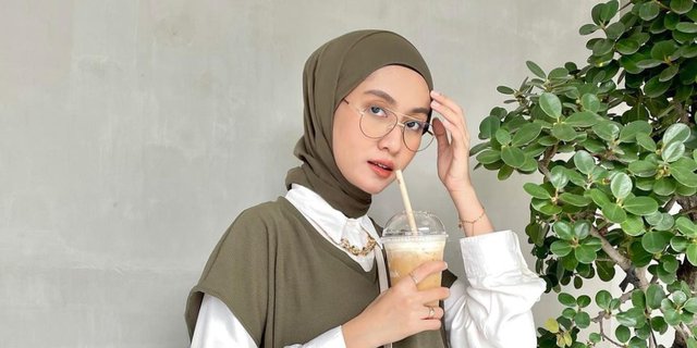 Inspirasi Hijab dan Sweater Vest ala Korea untuk Musim Hujan: