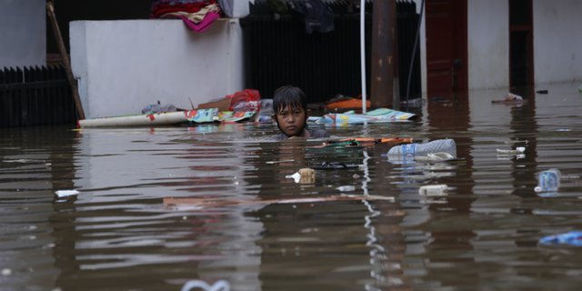 FOTO: Banjir di Pemukiman Halim Setinggi Leher Orang Dewasa