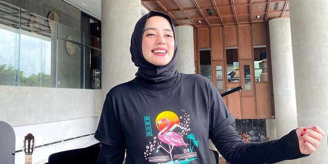 Bertema Jepang, Intip Koleksi T-shirt Hijab Fairuz A Rafiq