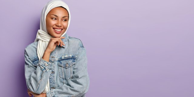 6 Cara Kreasikan Jaket Denim untuk Hijabers