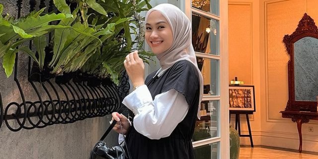 'Mix & Match' Outfit Monokromatik ala Indah Nada Puspita