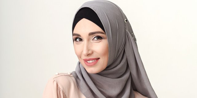 Cara Stylish dengan Hijab Abu-abu, Patut Dicoba!