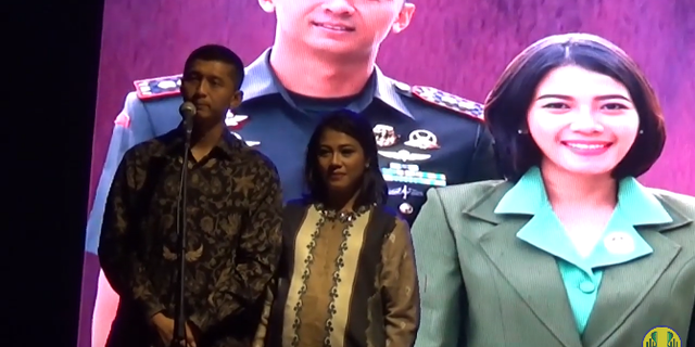 Momen Cucu Jenderal Sarwo Edhie Bersepeda Sambil Bagikan Sembako