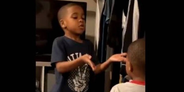 Viral, Video Bocah 6 Tahun Tenangkan Adiknya yang Mengamuk