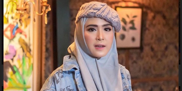Ciri Khas Hijab April Jasmine, Hits Sampai Sekarang