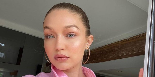 Ajak Bayinya Keliling Museum, Gigi Hadid Didampingi Sang Ayah