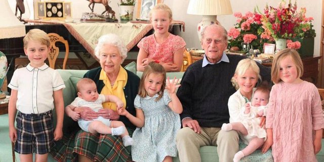 Kerajaan Inggris Tampilkan Foto Langka Pangeran Philip dan Para Cicit