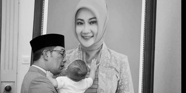 Bikin Baper, Anak Bungsu Ridwan Kamil Hanya Bisa Sentuh Foto Ibunya