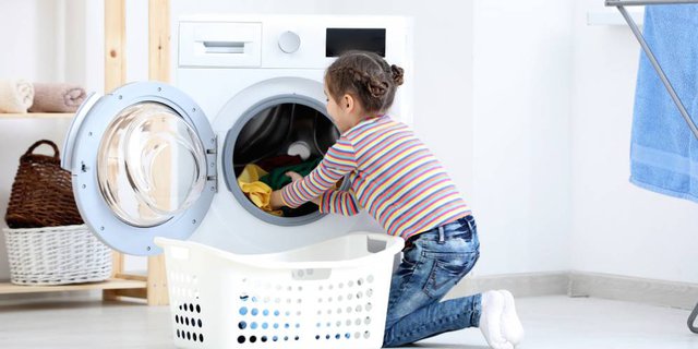 Anak 8 Tahun Harusnya Bisa Cuci Baju Sendiri, Sudahkah Diajarkan?