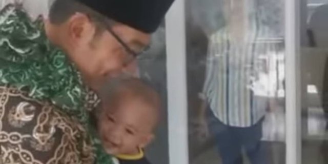 Ridwan Kamil Momong Anak Pakai Kain, Sang Istri Baper