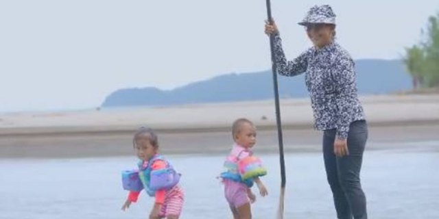 Nenek Siaga, Susi Turun Langsung Dampingi Cucunya Main Paddle Board