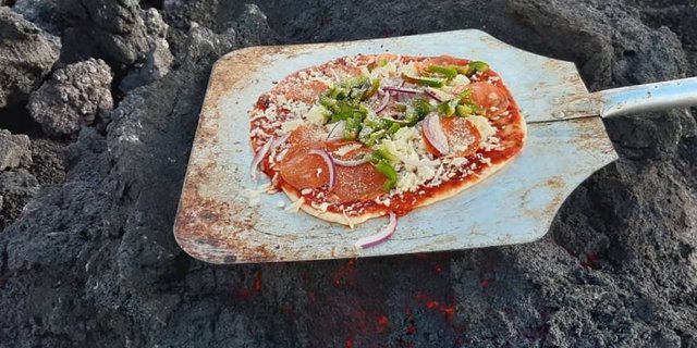 Uniknya Pizza yang Dimasak di Batu Vulkanik Aktif