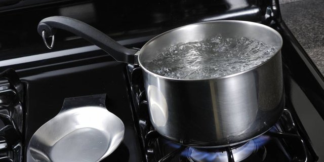Cara Gunakan Air Mendidih untuk Bersihkan Alat Rumah Tangga