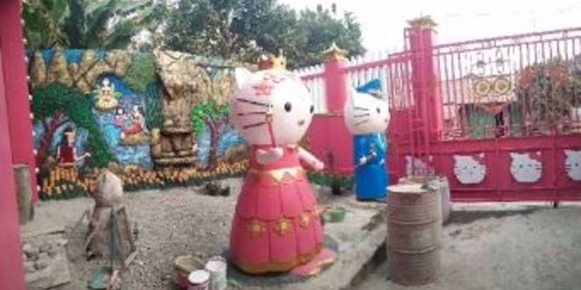 Fans Berat Hello Kitty Bikin 'Istana' di Mojokerto