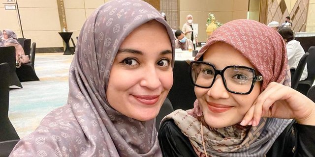 Tutorial Hijab Menutup Dada ala Zaskia dan Shireen Sungkar