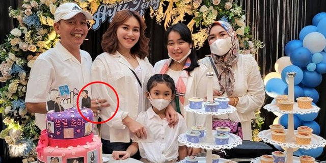 9 Foto Abdul Rozak Pakai Perhiasan Emas Segambreng di Jari