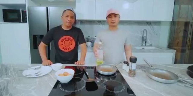 Cara Masak Telur Raditya Dika Bisa Bikin 'Darah Tinggi'