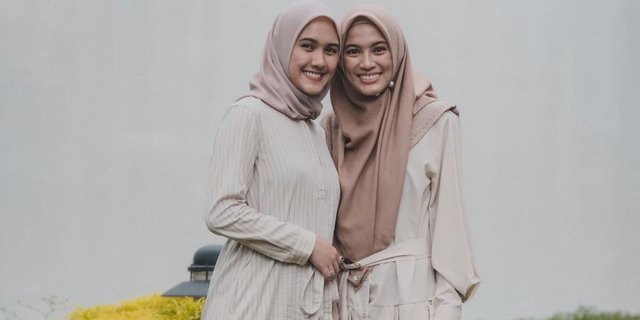 Perbedaan Gaya Busana Alyssa & Annissa Soebandono