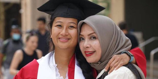 Nur Asia Uno Bangga Penuh Haru, Putrinya Wisuda di Amerika Serikat