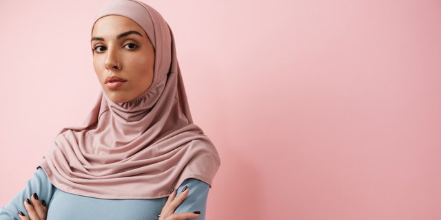 Tips Pakai Kaus Polos untuk Hijaber Tampil Stylish