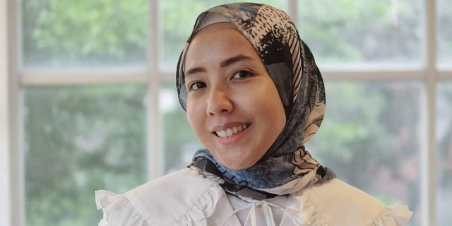 Perpaduan Hijab Bermotif dan Outfit Simpel Hanna Faridl