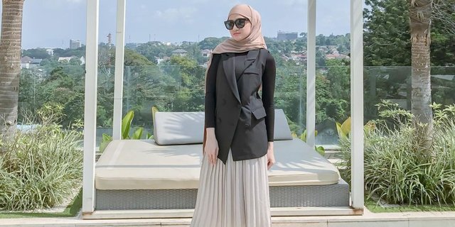 Vest & Rok Pleated Kunci Marcella Simon Tampil Formal