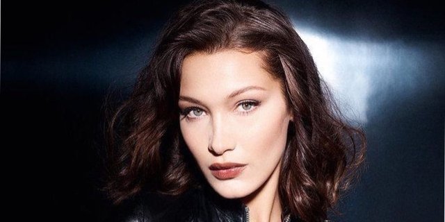 Gaya Modis Bella Hadid Pakai Bikini Rajutan, Ternyata Buatan Gadis Asal Bogor