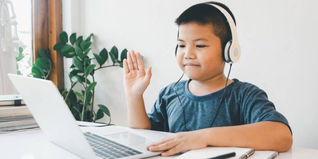 Anak Lama Pakai Headphone untuk Sekolah Online, Berbahayakah?