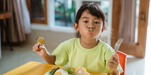 Balita Suka Mengemut Makanan, Bisa Jadi Ini Sebabnya