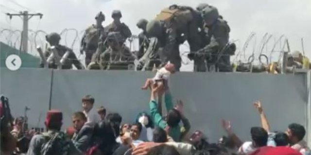 Video Pilu Ayah Putus Asa Serahkan Bayi ke Tentara AS di Bandara Kabul