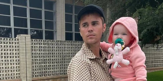 Momen Manis Justin Bieber Momong Keponakan, Gemasnya!